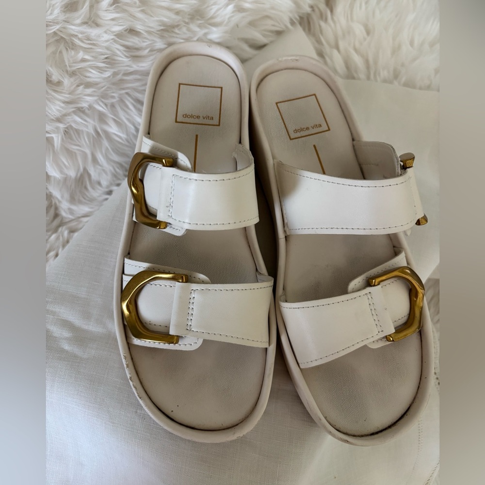 DV Dolce Vita Women's Footbed Sandal Cream Size 7.5 Gold Buckle